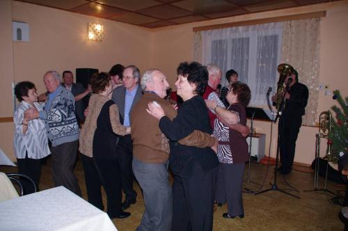 Posezení s&nbsp;dříve narozenými s&nbsp;tancem